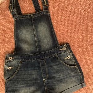 Levi’s overalls shorts size 2